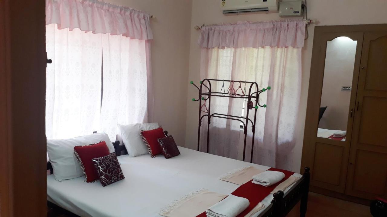 Valiyathayil Home Stay Kochi Bagian luar foto