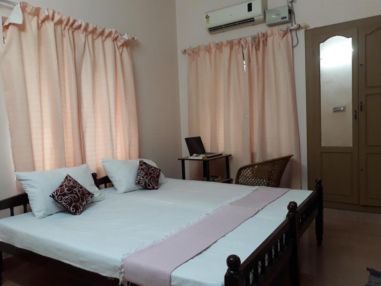 Valiyathayil Home Stay Kochi Bagian luar foto